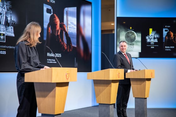 Justis- og beredskapsminister Astri Aas-Hansen og forsvarsminister Tore O. Sandvik under fremleggelsen av årets trusselvurderinger.