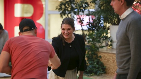 Næringsminister Cecilie Myrseth tar en gründer i hånda på startuplab