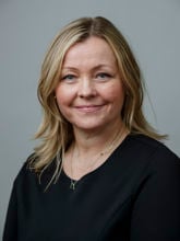 Portrett av Kjersti Stenseng med grå bakgrunn