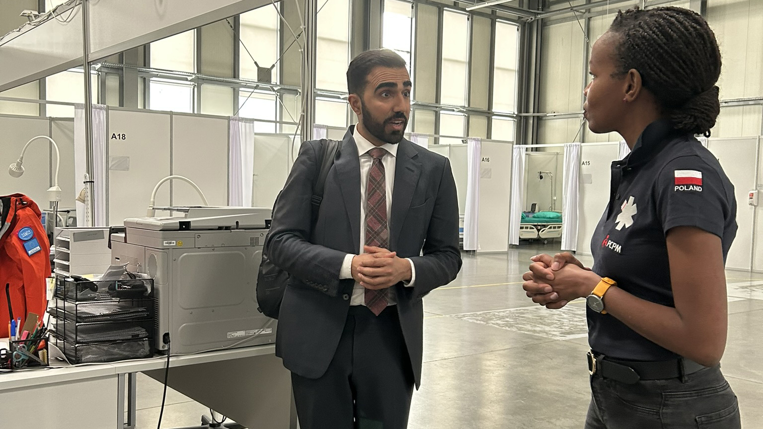 State Secretary Usman Ahmad Mushtaq in the Ministry of Health and Care Services in conversation with an employee at the medical hub in Poland.