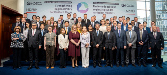 fellesbilde med alle representantene på OECD-møtet. Statsråd Kjersti Stenseng i midten av fremste rekke.