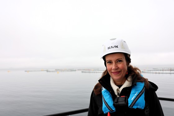 Fiskeri- og havminister Marianne Sivertsen Næss foran et av Lerøys anlegg på Vestlandet