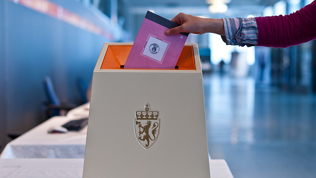 Foto: Tore Fjeld En stemmeseddel leveres i en valgurne