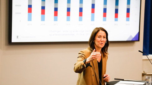 Arbeids- og inkluderingsminister Tonje Brenna under pressekonferansen der regjeringen vil forsøke å gi arbeidsfradrag for unge