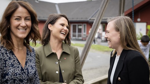 Statsrådene Tonje Brenna, Kari Nessa Nordtun og Lene Vågslid.