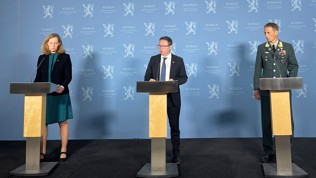 Forsvarsminister Bjørn Arild Gram informerte om beslutningen på en pressekonferanse sammen med direktør i Forsvarsmateriell, Gro Jære og forsvarssjef Eirik Kristoffersen. Credit: FD pressekonf NH-90