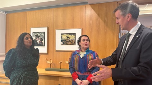Kultur- og likestillingsminister Lubna Jaffery, sametingspresident Silje Karine Muotka og kommunal- og distriktsminister Erling Sande. Govva: KUD Kultur- og likestillingsministeren, sametingspresidenten og kommunal- og distriktsministeren i samtale