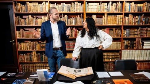 Aslak Sira Myhre og Lubna Jaffery på Nasjonalbiblioteket ved privatarkivmateriale frå Jon Fosse. Credit: Gorm K. Gaare / Nasjonalbiblioteket. Nasjonalbibliotekar Aslak Sira Myhre og kultur- og likestillingsminister Lubna Jaffery snakker sammen med bøker av Jon Fosse i forgrunnen