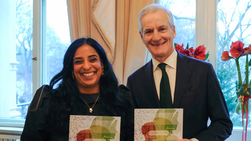 Kultur- og likestillingsministeren og statsministeren med handlingsplanen i hendene.