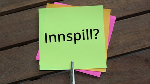 Foto: Unsplash Illustrasjon av post-it-lapper i flere farger og ordet "Innspill?" på øverste lapp