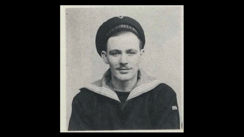 Sort-hvitt-portrett av soldaten, iført marineuniform.