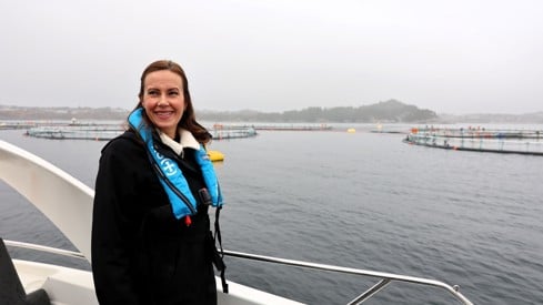 Foto: NFD / Sofie Dege Dimmen Fiskeri- og havminister Marianne Sivertsen Næss ser på merder utenfor Bergen