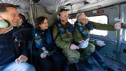 Demonstrasjon av Bell-helikopter. Credit: Onar Digernes Aase / Forsvaret Fra innsiden av et Bell-helikopter i luften. Natos generalsekretær og statsministeren er ombord sammen med flere andre.