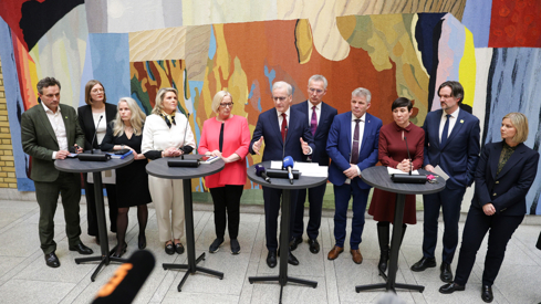 Stortinget, 6. mars 2025. Credit: Amanda Pedersen Giske / NTB Representanter for alle partiene på Stortinget står ved siden av hverandre i Vandrehallen.