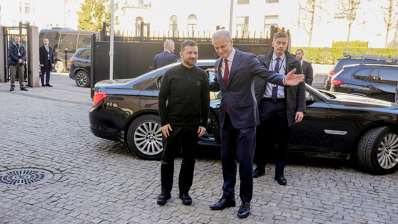 Zelenskyj and Støre at the arrival of the governmental guesthouse. Cars and guards around them.
